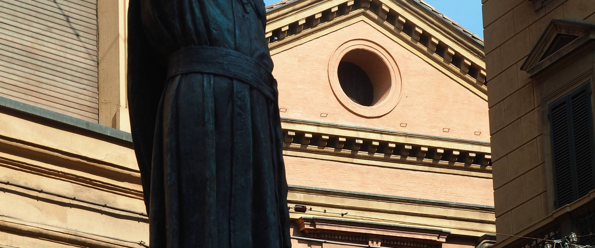Statua di Ugo Bassi con chiesa dei Santi Gregorio e Siro foto di MarkPagl